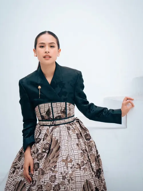 Model shop hanbok batik
