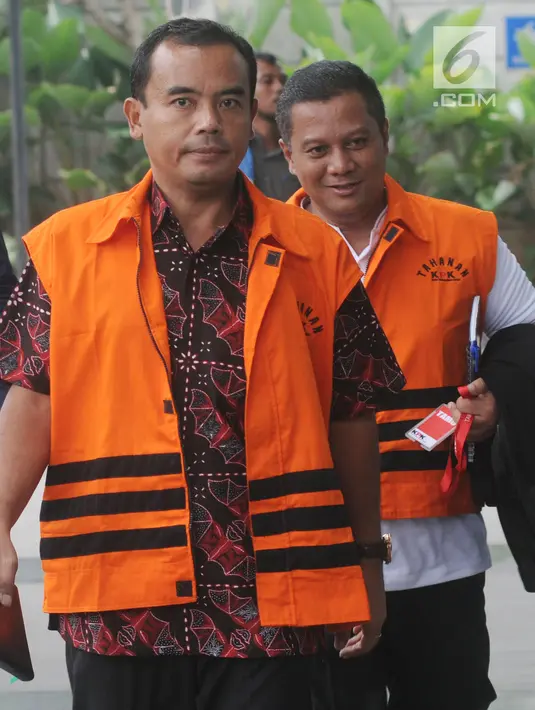 Bupati Purbalingga Tasdi dan Bupati Mojokerto non aktif Mustofa Kamal Pasa tiba di Gedung KPK, Jakarta, Kamis (28/6). Tasdi diperiksa dengan kasus dugaan menerima suap proyek infrastruktur di Kabupaten Purbalingga. (Merdeka.com/Dwi Narwoko)