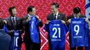 Presiden Joko Widodo menunjukkan jersey pada acara penandatanganan Nota Kesepahaman antara FIFA dan ASEAN di Bangkok, Sabtu (2/11/2019). Jokowi mendapat nomor punggung 21 karena keberhasilan Indonesia ditunjuk sebagai tuan rumah Piala Dunia U-20 pada 2021 mendatang. (Liputan6.com/Biro Pers Setpres)