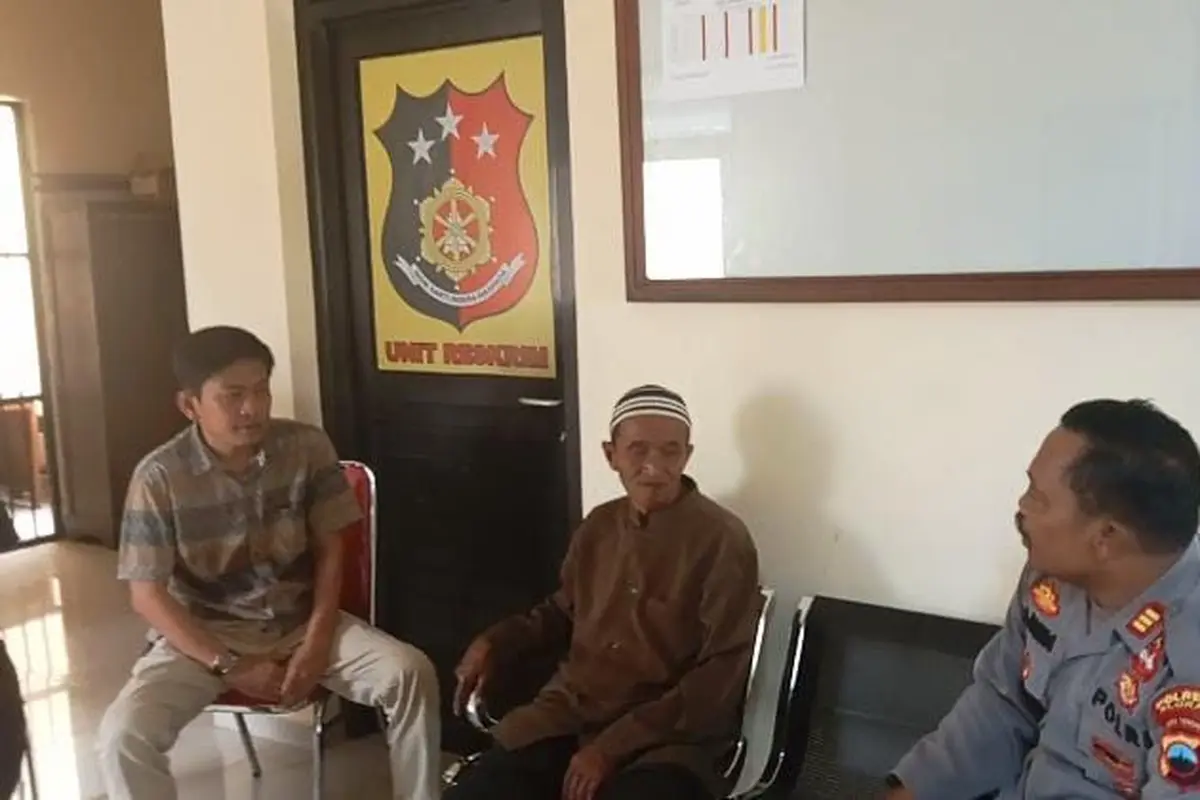 Mbah Tarman, penjual pentol keliling saat dimintai keterangan polisi di Mapolsek Jepon. (Liputan6.com/Ahmad Adirin)