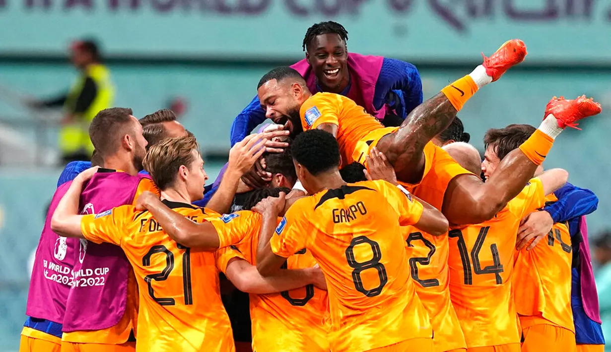 Pemain Belanda merayakan gol Daley Blind ke gawang Amerika Serikat pada pertandingan sepak bola babak 16 besar Piala Dunia 2022 di Stadion Internasional Khalifa, Doha, Qatar, 3 Desember 2022. Belanda melaju ke perempat final Piala Dunia 2022 usai menaklukkan Amerika Serikat dengan skor 3-1.(AP Photo/Martin Meissner)