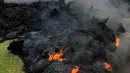 Pemandangan lava pijar erupsi Gunung Kilauea yang menutupi jalan di Pahoa, Hawaii, Amerika Serikat, Sabtu (5/5). (AP Photo/Marco Garcia)