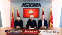 Gian Piero Gasperini (tengah) saat diperkenalkan sebagai pelatih AS Roma. Terlihat sosok Claudio Ranieri (kanan) sebagai penasihat teknis I Giallorossi. (AS Roma)