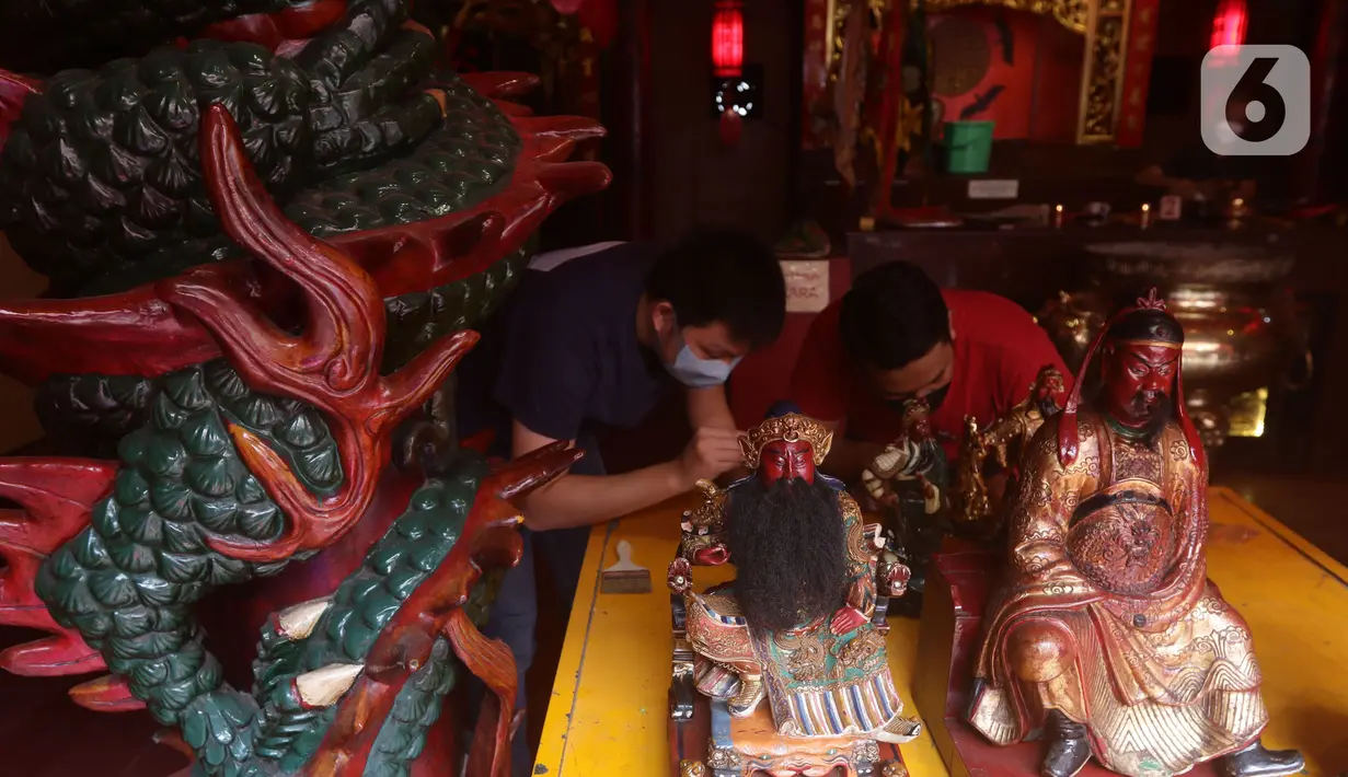 Warga keturunan Tionghoa melaksanakan tradisi membersihkan patung dewa-dewi atau rupang di Vihara Dhanagun, Kota Bogor, Rabu (27/1/2022). Proses pembersihan rupang ini biasa dilakukan sebagai tanda penyucian kembali sebelum merayakan dan memasuki Tahun Baru Imlek. (Liputan6.com/Helmi Fithriansyah)