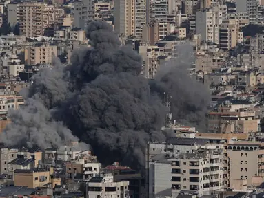 Asap mengepul setelah serangan udara Israel di Dahiyeh, pinggiran selatan Beirut, Lebanon, Rabu 4 Maret 2026. (AP Photo/Bilal Hussein)