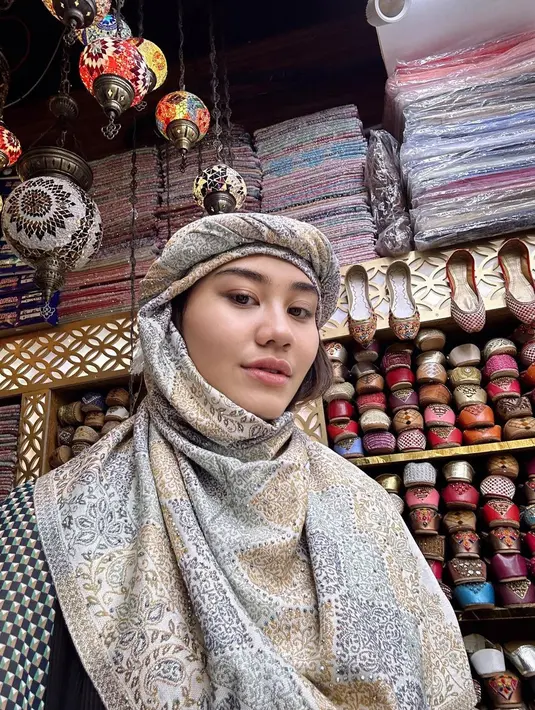 Putri Reza Artamevia itu juga tak ketinggalan mengenakan sorban. Kain warna silver-emas itu dilit menutupi lehernya. [@aaliyah.massaid]
