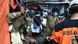 Petugas tim SAR saat membawa kantong jenazah korban tanah longsor di Dusun Jemblung, Banjarnegara, Jateng, masih berlanjut, Selasa (16/12/2014). (Liputan6.com/Edhie Prayitno)