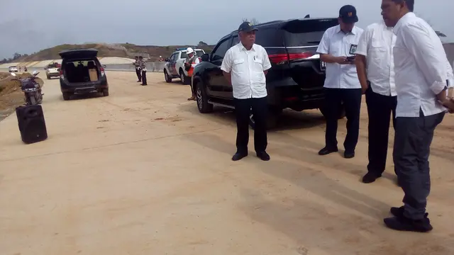 Menteri PUPR Basuki Hadimuljono saat meninjau tol Seksi V di Balikpapan. (Foto: Liputan6.com/Abelda Gunawan)