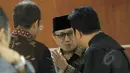 Mantan Sekjen Kementerian ESDM Waryono Karno berbincang dengan kuasa hukumnya saat sidang pembacaan putusan sela di pengadilan Tipikor, Jakarta, Senin (25/5/2015). Majelis hakim menolak keberatan atau eksepsi Waryono Karno. (Liputan6.com/Helmi Afandi)