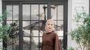 Ruffle dress belakangan tengah menjadi tren di kalangan hijabers. Kamu juga bisa memadukannya dengan hijab warna lembut ditambah pointed heels dan sling bag hitam seperti look Dara yang satu ini. (Instagram/daraarafah).