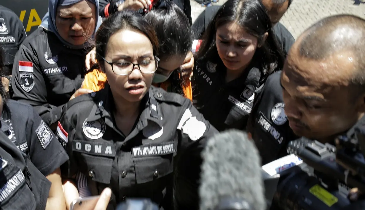 "Nanti kita lihat di fakta persidangannya untuk lebih lengkapnya. Kalau pasal 112-114 yaitu bisa sampai seumur hidup. Tapi kita kan tentu melihat dari fakta perbuatan," tutur Raimel. (Adrian Putra/Bintang.com)