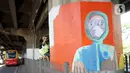 Pekerja seni membuat mural bertema Covid-19 pada pilar Jalan Tol Ir. Wiyoto Wiyono di kawasan Cempaka Putih, Jakarta, Rabu (2/12/2020). Mural tersebut juga bertujuan mengingatkan masyarakat akan bahaya Covid-19 yang masih terjadi hingga saat ini.  (Liputan6.com/Immanuel Antonius)