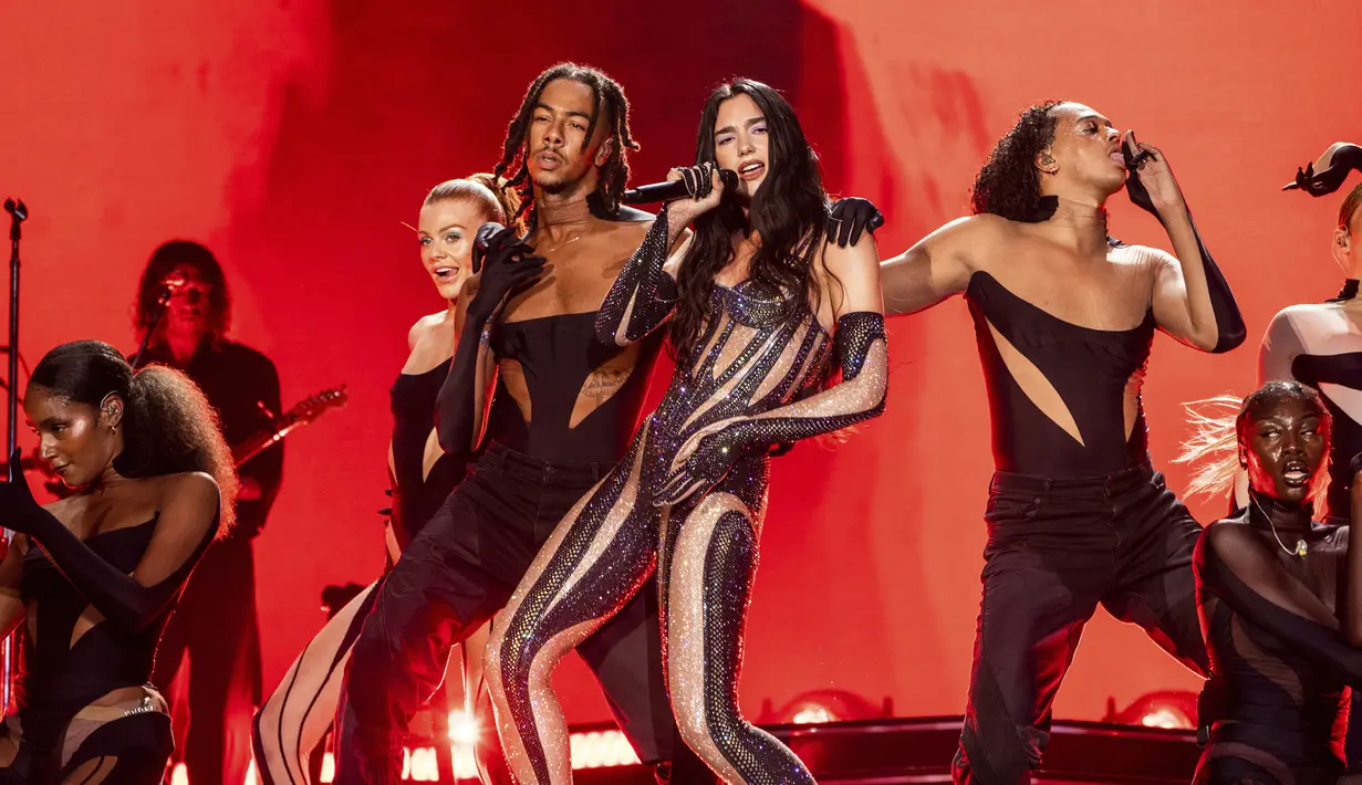 Dua Lipa tampil pada hari kedua Festival Musik Lollapalooza di Grant Park, Chicago, Amerika Serikat, 29 Juli 2022. Penggemar musik dari seluruh dunia datang ke Lollapalooza 2022. (Photo by Amy Harris/Invision/AP)