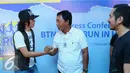 Direktur Bank BTN Sis Apik Wijayanto (tengah) berjabat tangan dengan Bimbim Slank usai jumpa pers BTN di markas Slank, Jakarta, Senin (15/02/2016). BTN menggelar Homerun in Harmony bersama Slank untuk merayakan HUT ke-60 (Liputan6.com/Herman Zakharia)