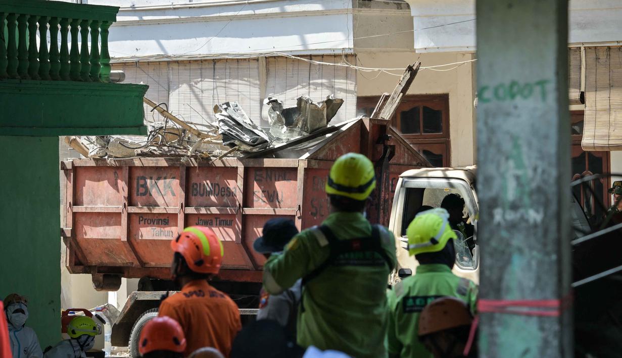 Sementara, Badan Nasional Penanggulangan Bencana (BNPB) menargetkan seluruh proses pembersihan dapat diselesaikan pada hari ini, Senin, 6 Oktober 2025. (JUNI KRISWANTO/AFP)
