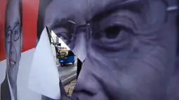 Sejumlah baliho kampanye RIDO di Jalan Bekasi Raya dan Jalan Pahlawan Revolusi dirusak oleh orang tak dikenal. (merdeka.com/Arie Basuki)