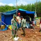 Petugas BBKSDA Riau bersama TNI dan pekerja PT Mutiara Sabuk Khatulistiwa mengecek lokasi remaja diserang harimau sumatra. (Liputan6.com/Dok BBKSDA Riau)