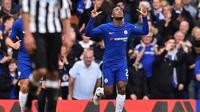 Michy Batshuayi mencetak dua gol sekaligus membantu Chelsea lolos ke babak 16 besar Piala FA 2017-2018. (AFP/Glyn Kirk)