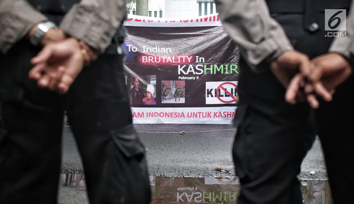 Sebuah poster dibentangkan dalam aksi solidaritas di depan Kedubes India, Jakarta, Rabu (6/2). Massa Aksi Solidaritas Islam Indonesia untuk Kashmir meminta pemerintah India untuk menarik pasukan militer dari wilayah Kashmir. (Liputan6.com/Faizal Fanani)