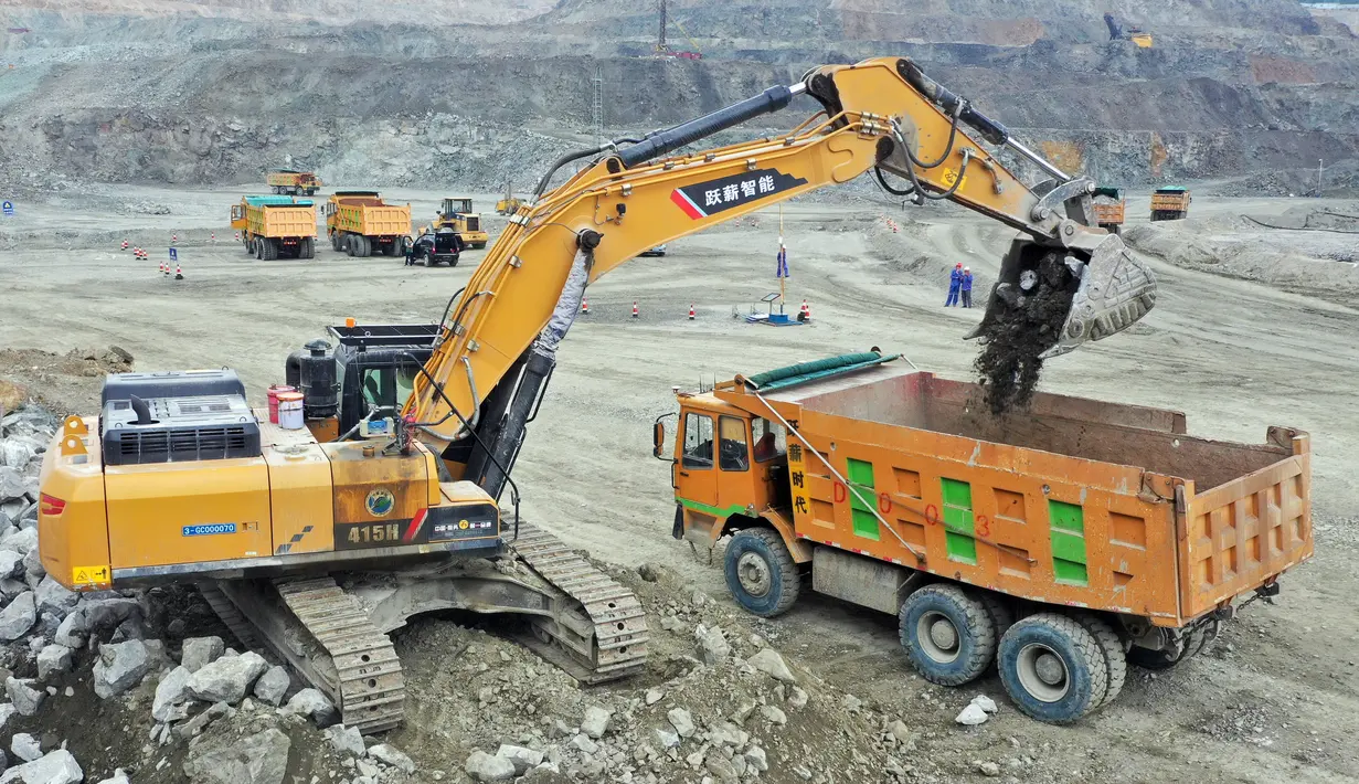 Ekskavator nirawak dioperasikan menggunakan kendali jarak jauh di Tambang Sandaozhuang China Molybdenum Co., Ltd, Luanchuan, Provinsi Henan, China, 12 Agustus 2020. Sejak 2019, teknologi 5G telah diterapkan dalam operasional Tambang Sandaozhuang. (Xinhua/Li Jianan)