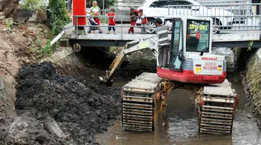 Alat berat pengeruk digunakan mengangkut lumpur dari kali Baru Barat di jalan Dr Saharjo, Menteng Atas, Jakarta, Selasa (23/2). Ditargetkan pengerukan lumpur di kali tersebut dapat dirampungkan dalam waktu satu pekan. (Liputan6.com/Yoppy Renato)