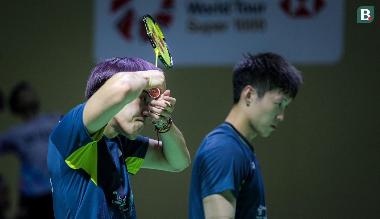 Pebulu tangkis ganda putra Chinese Taipei, Lee Jhe-Huei (kiri) mengencangkan gelangnya di samping Yang Po-Hsuan saat babak perempat final Indonesia Open 2024 melawan wakil Indonesia, Sabar Karyaman Gutama/Moh Reza Pahlevi di Istora Senayan, Jakarta, Sabtu (07/06/2024). (Bola.com/Bagaskara Lazuardi)