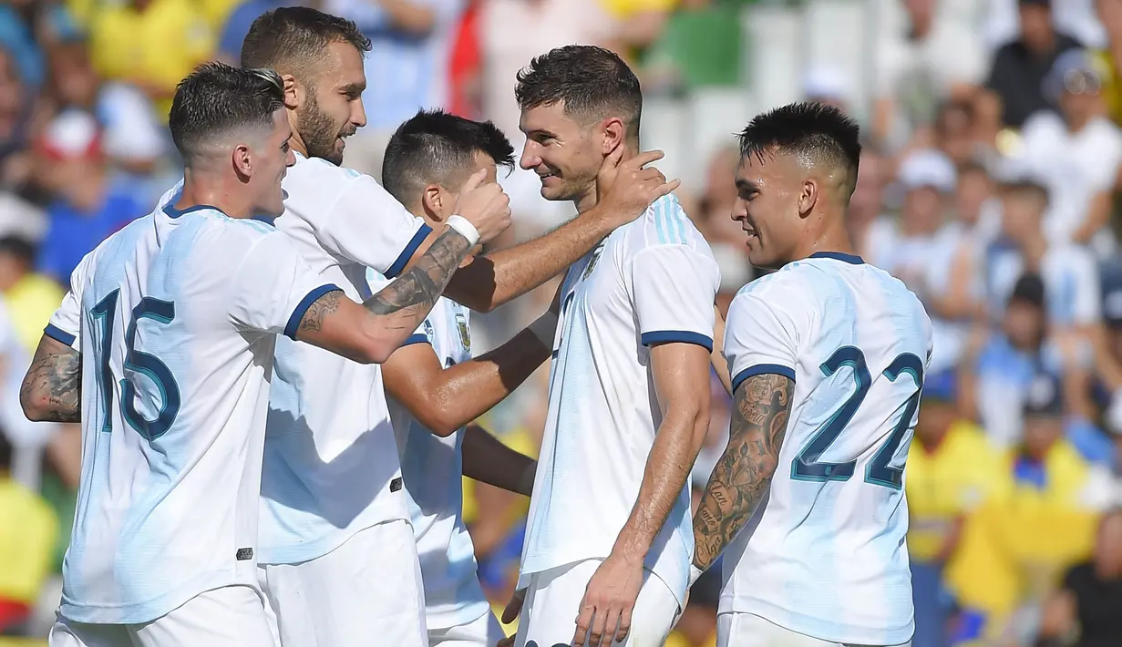 Para pemain Argentina merayakan gol yang dicetak Lucas Alario ke gawang Ekuador pada laga persahabatan di Stadion Martinez Valero, Elche, Minggu (13/10). Ekuador kalah 1-6 dari Argentina. (AFP/Jose Jordan)