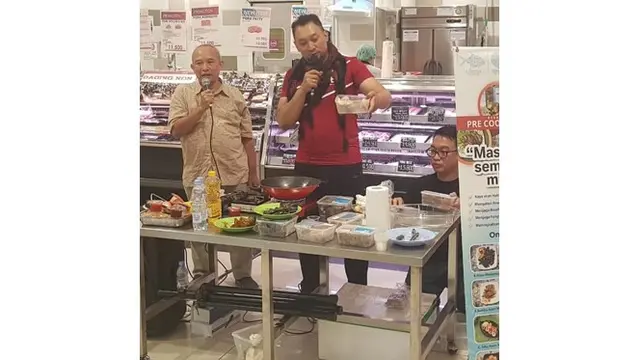 Meski sudah vakum dari dunia hiburan, Chef haryo masih menekuni hobi memasak.