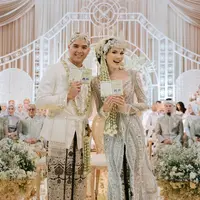 Selain busananya, perhiasan yang dikenakan Alyssa Daguise saat resmi menikah dengan Al Ghazali juga tak luput dari atensi. [@alyssadaguise].