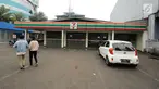 Warga memasuki kawasan gerai 7-Eleven di kawasan Jalan Kapten Tendean, Jakarta, Sabtu (24/6). Penutupan seluruh gerai 7-Eleven di Indonesia akan dilakukan 30 Juni 2017. (Liputan6.com/Helmi Fithriansyah)