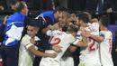 Para pemain Sevilla merayakan gol yang dicetak Guido Pizarro ke gawang Liverpool pada laga Liga Champions di Stadion Ramon Sanchez Pizjuan, Sevilla, Selasa (21/11/2017). Kedua klub bermain imbang 3-3. (AP/Miguel Morenatti)