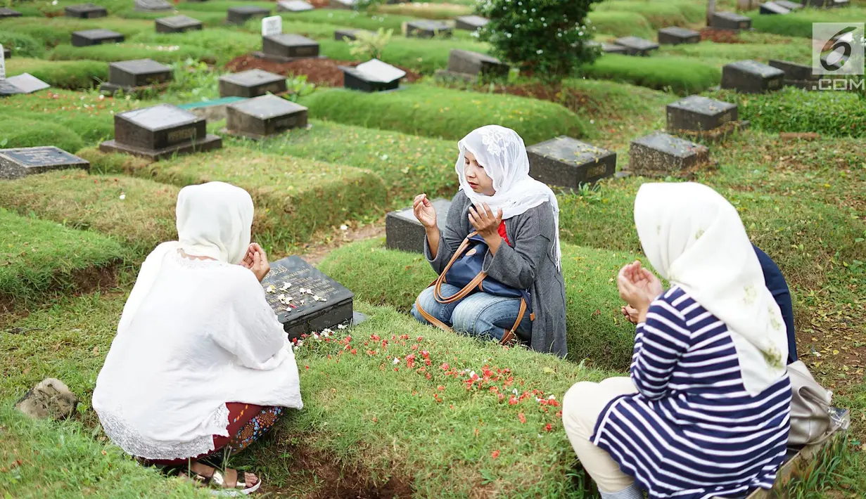 Warga memanjatkan doa di TPU Karet Bivak, Jakarta, Sabtu (4/5). Menjelang Bulan Ramadan, sejumlah TPU di Ibukota ramai dikunjungi warga untuk berziarah yang menjadi tradisi setiap tahun. (Liputan6.com/Immanuel Antonius)