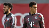 Gelandang Bayern Munchen, Jamal Musiala (kanan) dan bek Noussair Mazraoui menghadiri sesi latihan di Munich, Jerman selatan, pada 31 Oktober 2022. Laga ini bisa dibilang sebagai laga formalitas belaka. Sebab, apa pun hasilnya takkan memengaruhi posisi mereka. (AFP/Christof Stache)