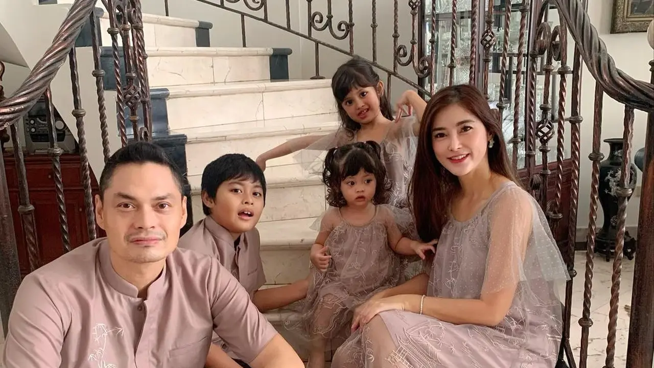 Eva Anindita bersama keluarga (Foto: Instagram  eva_anindita_zachrie)