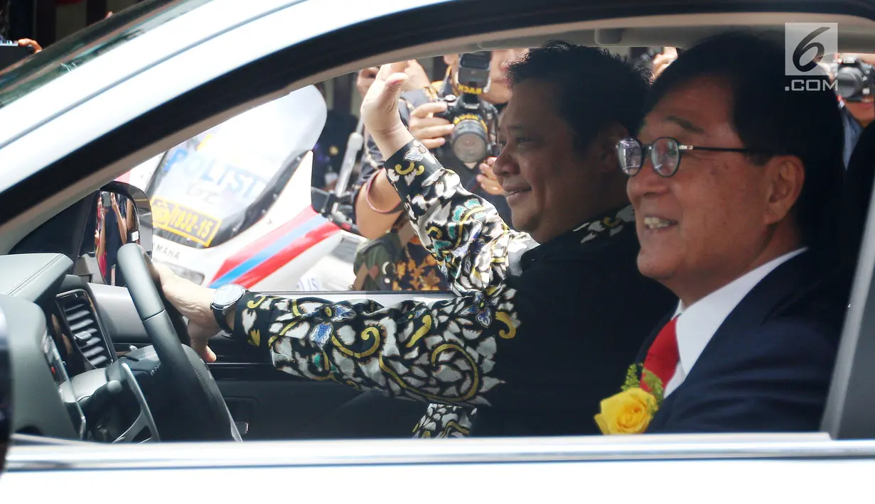 CEO Mitsubishi Motors Osamu Masuko bersama Menteri Perindustrian Airlangga Hartarto melakukan Test Drive saat penyerahan 10 mobil listrik kepada pemerintah Indonesia di Jakarta, Senin (26/2). (Liputan6.com/JohanTallo)
