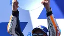 Pembalap Spanyol dari tim Repsol Honda, Marc Marquez merayakan kemenangan di podium usai Grand Prix MotoGP Australia di Sirkuit Phillip Island, Minggu (16/10/2022). Pertarungan ketat terjadi sepanjang balapan, Marc Marquez tak menyangka bisa melesat hingga akhir balapan. (Paul CROCK/AFP)
