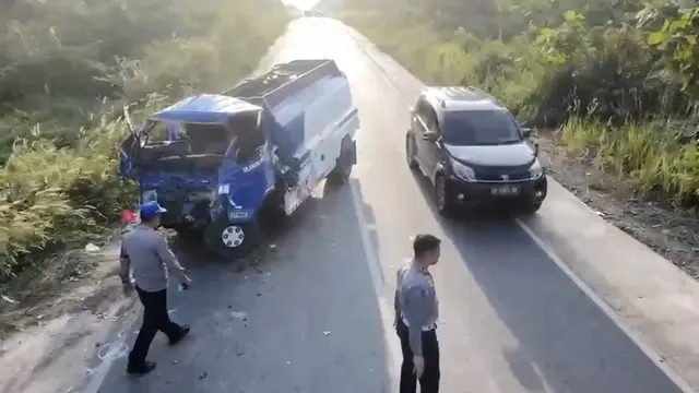 Kecelakaan lalu lintas di Jalan Trans Kalimantan, Kecamatan Satui, Kabupaten Tanah Bumbu, Kalimantan Selatan. (Dok Pertamina)