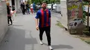 Pemuda asal Iran, Reza Parastesh menyusuri jalan di Teheran, Senin (8/5). Saat ini pria 25 tahun itu juga mengatakan belajar beberapa trik sepakbola agar bisa berperan sebagai megabintang Barcelona, Lionel Messi lebih baik lagi. (ATTA KENARE/AFP)
