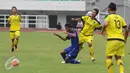 Bek Jawa Barat, Agil Munawar (kedua kiri) terjatuh saat berebut bola dengan pemain Jawa Tengah di laga perdana sepakbola Grup A PON XIX Jabar di Stadion Pakansari, Bogor, Rabu (14/6). Jabar unggul 2-1 atas Jateng. (Liputan6.com/Helmi Fithriansyah)