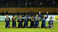 Sejumlah pemain Persib Bandung berdoa saat laga adu penalti melawan Persipura Jayapura di Stadion Gelora Sriwijaya, Palembang, (7/11/2014). (Liputan6.com/Helmi Fithriansyah)