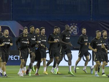 Para pemain Chelsea menghadiri sesi latihan jelang matchday pertama Liga Champions 2022/2023 menghadapi Dinamo Zagreb, di stadion Maksimir di Zagreb , Senin (5/9/2022). Duel perdana di Grup E Liga Champions antara Dinamo Zagreb vs Chelsea tersebut akan digelar di Stadion Maksimir, pukul 23.45 WIB. (Photo by Denis LOVROVIC / AFP)