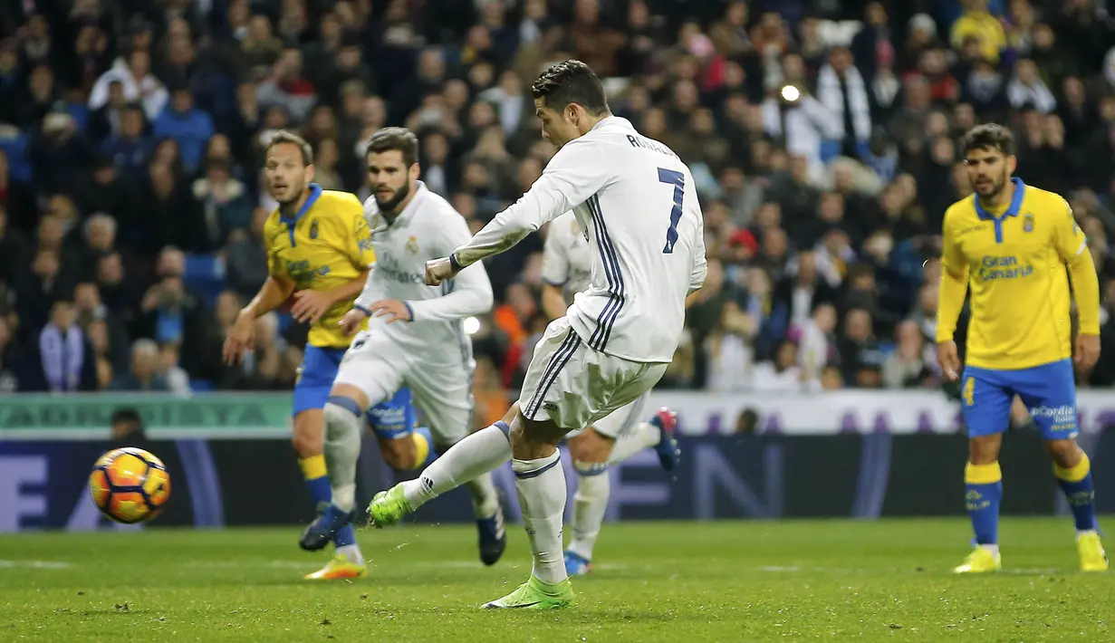 Dua gol Cristiano Ronaldo ke gawang Las Palmas menyelamatkan Real Madrid dari kekalahan pada pekan ke-25 La Liga di Santiago Bernabeu stadium, Madrid (1/3/2017).  (AP/Paul White)