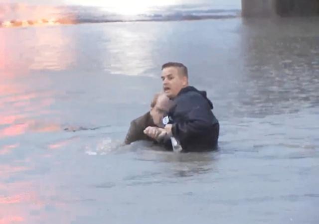 Steve menolong pria yang berusaha menepi dari banjir | Photo: Copyright metro.co.uk