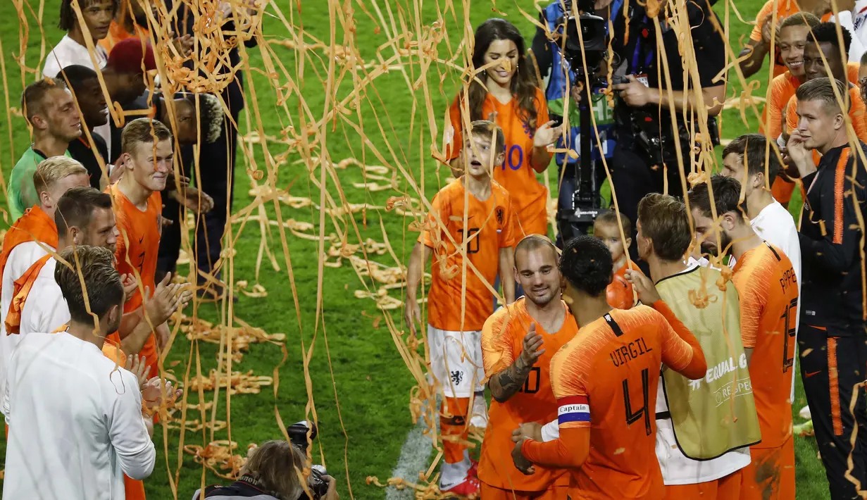 Pemain Belanda, Wesley Sneijder, menyalami rekan nya usai menjalani laga terakhir bersama timnas Belanda di Stadion Johan Cruijff, Amsterdam, Kamis (6/9/2018). Sneijder telah mencatatkan 134 penampilan dan menyumbang 31 gol. (AP/Peter Dejong)