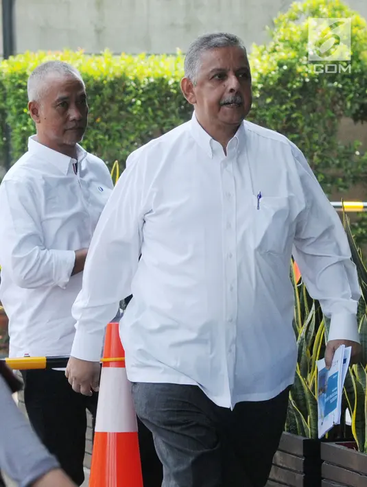 Dirut PT PLN Sofyan Basir berjalan menuju gedung KPK untuk menjalani pemeriksaan penyidik, Jakarta, Jumat (28/9). Sofyan Basir diperiksa sebagai saksi untuk tersangka mantan menteri Sosial dan Sekjen Partai Golkar Idrus Marham. (Merdeka.com/Dwi Narwoko)