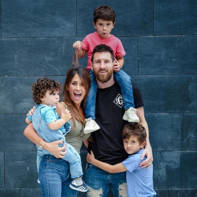 Lionel Messi, Antonela Roccuzzo, dan keluarga. (Instagram/ antonelaroccuzzo)