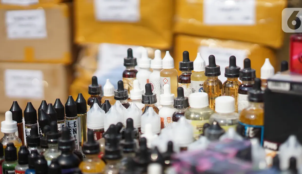 Barang bukti hasil penindakan barang kena cukai di Kantor Pusat Bea Cukai, Jakarta Timur, Jumat (25/10/2019). Ditjen Bea dan Cukai Kementerian Keuangan merilis hasil tindakan produk-produk ilegal, di antaranya rokok elektrik, rokok, hingga minuman keras . (Liputan6.com/Immanuel Antonius)