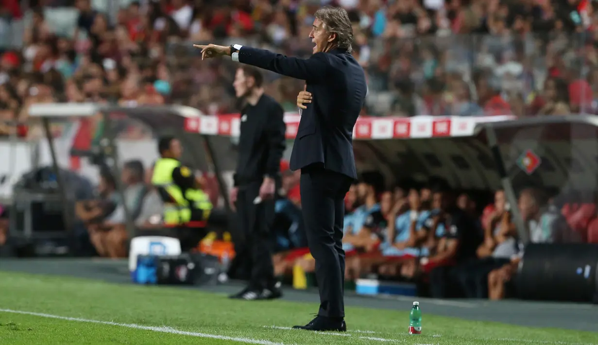 Pelatih Italia, Roberto Mancini mengintruksikan pemainnya saat bertanding melawan Portugal pada pertandingan UEFA Nations League di Stadion Luz, Lisbon, Portugal, (11/9). Portugal tipis 1-0 atas Italia. (AP Photo/Armando Franca)