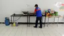 Petugas memperlihatkan ruangan dapur untuk isolasi mandiri di Gedung Sasana Krida Karang Taruna, Kelurahan Pondok Labu, Jakarta, Selasa (19/1/2020). Di tempat ini juga disediakan bahan makanan, alat memasak dan berbagai perlengkapan standar pasien Covid-19. (merdeka.com/Arie Basuki)