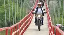 Presiden Joko Widodo mengendarai motor trail melintasi jembatan di  Muara Gembong, Bekasi (1/11). Jokowi menghadiri kegiatan Perhutanan Sosial untuk Pemerataan Ekonomi. (Liputan6.com/Biro Pers Kepresidenan/Agus Suparto)